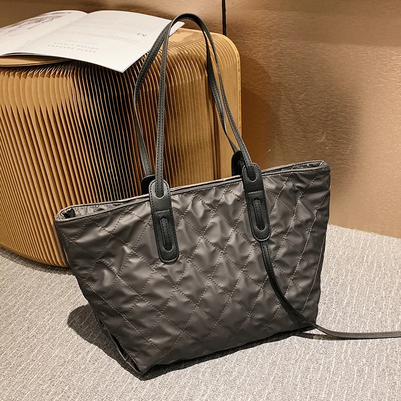 Winter Women's Popular Casual Tote Female Nylon Handbags Diamond Lattice Bags Women 2021 New Fashion Soft Ladies Casual Hand Bag
Winter Women's Popular Casual Tote Female Nylon Handbags Diamond Lattice Bags Women 2021 New Fashion Soft Ladies Casual Hand Bag