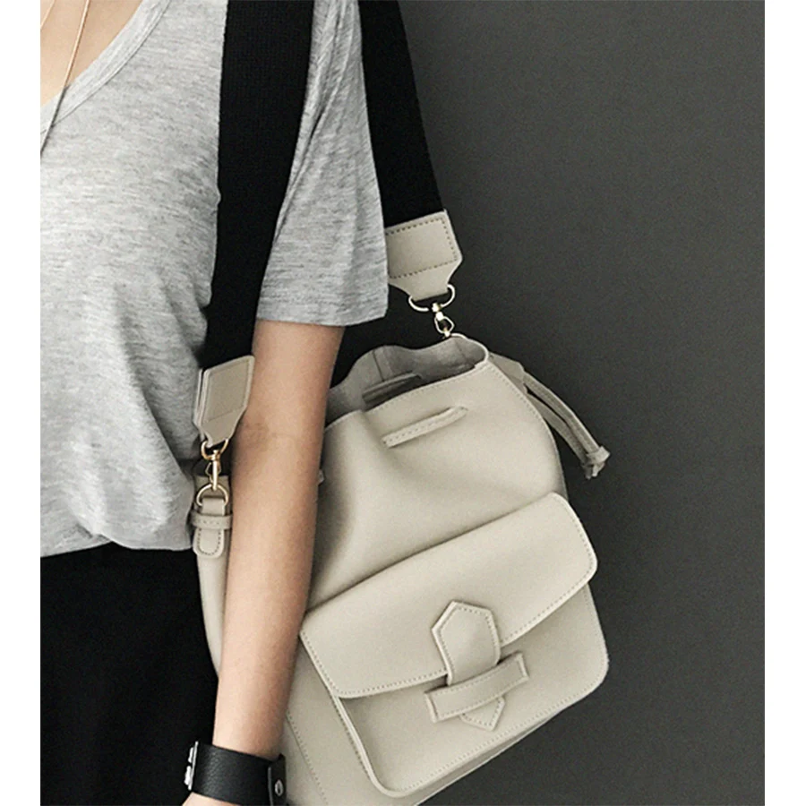 Retro drawstring bucket bag Korean new Ladies wide shoulder strap shoulder bag Casual Solid Color Messenger Bags Luxury Handbags
Retro drawstring bucket bag Korean new Ladies wide shoulder strap shoulder bag Casual Solid Color Messenger Bags Luxury Handbags