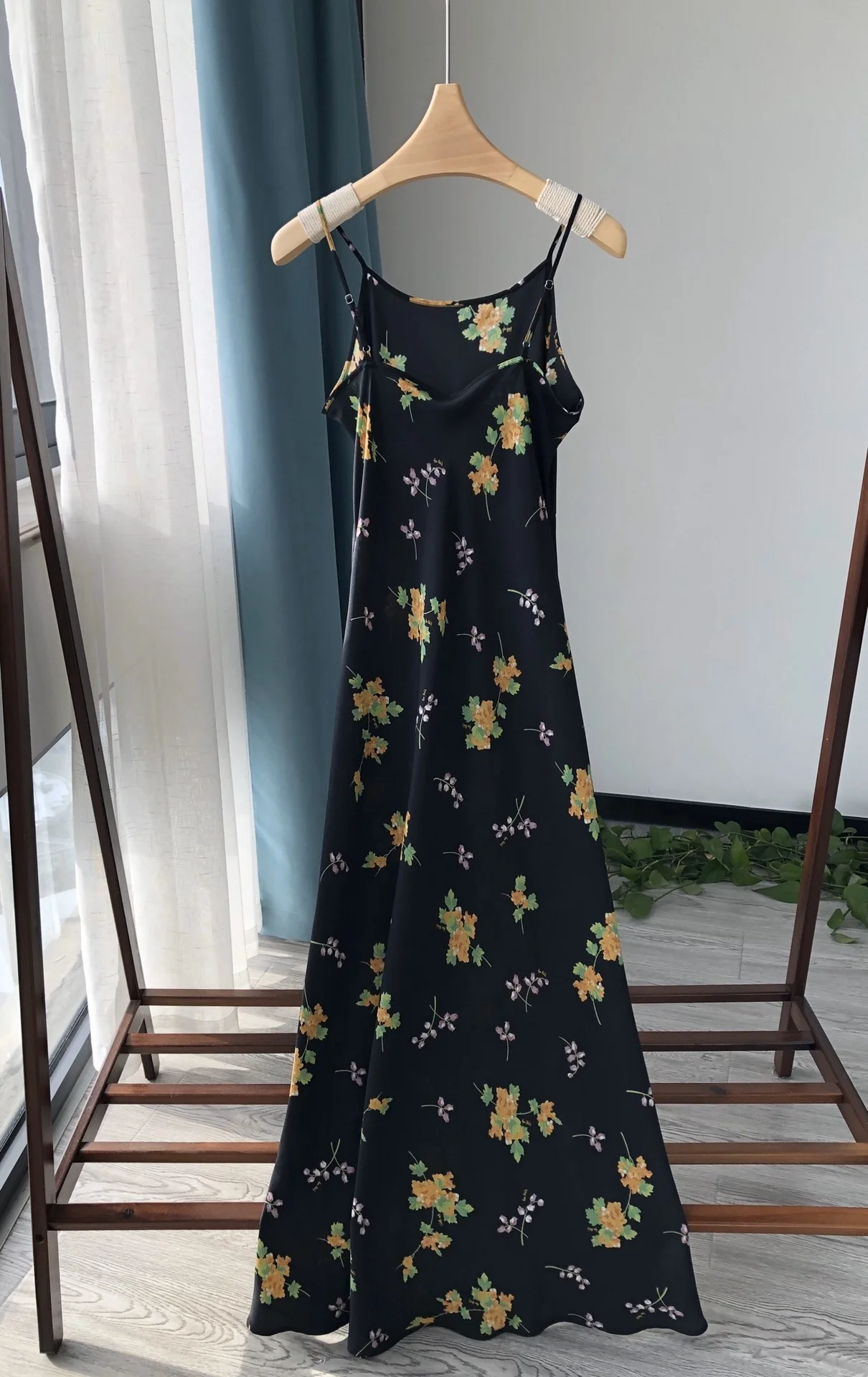 100% Silk Women's Sling Midi Dress Lady Sleeveless Sexy Holiday Sleeveless Strapless Long Dresses Soft 2021 New Summer
100% Silk Women's Sling Midi Dress Lady Sleeveless Sexy Holiday Sleeveless Strapless Long Dresses Soft 2021 New Summer