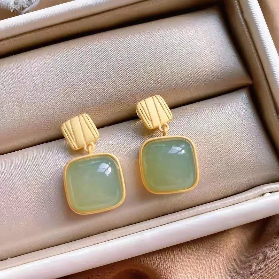 Earrings Lady Temperament Short High-Grade round Face Suitable Hetian Gray Jade Earrings Geometric Sterling Silver Gold Stud Ear
Earrings Lady Temperament Short High-Grade round Face Suitable Hetian Gray Jade Earrings Geometric Sterling Silver Gold Stud Ear