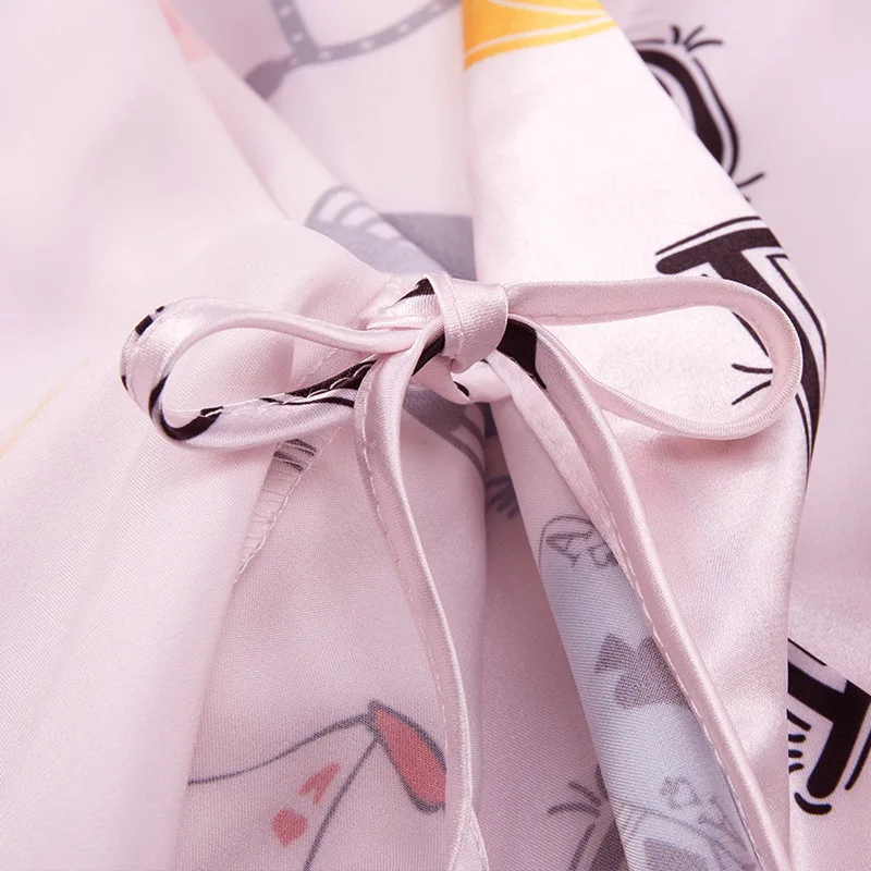 Letter Printing Ice Silk Nightgown Female Summer Thin Bath Robe Women Five-point Sleeve Short Bathrobes Morning Robes Femme
Letter Printing Ice Silk Nightgown Female Summer Thin Bath Robe Women Five-point Sleeve Short Bathrobes Morning Robes Femme