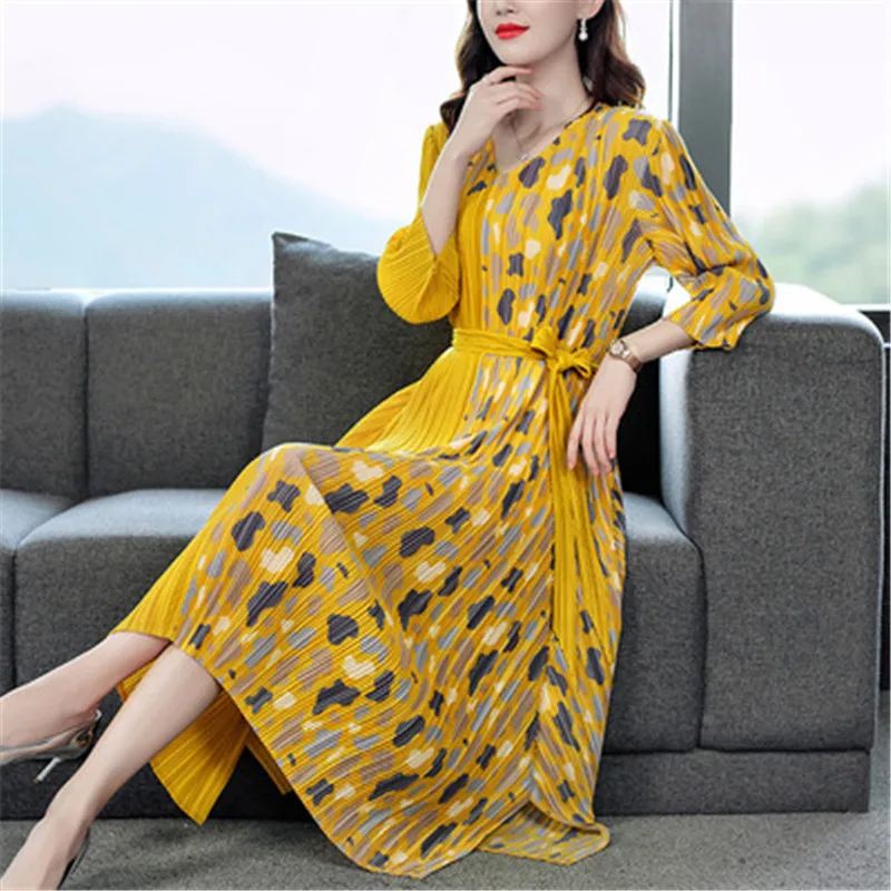 Women's clothes Miyake fold 2021 big yards loose Dress temperament covered the new autumn belly show female in long thin dress
Women's clothes Miyake fold 2021 big yards loose Dress temperament covered the new autumn belly show female in long thin dress