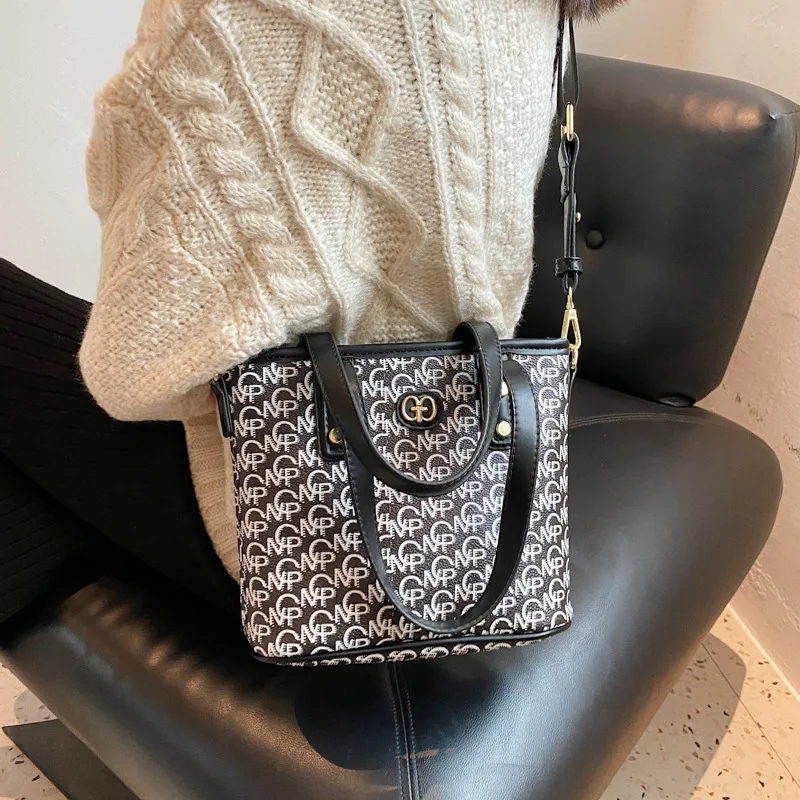 CGCBAG 2021 Fashion Simple Crossbody Bags Women Chain PU Leather Shoulder Bag Female Korean Style High Quality Casual Bucket Bag
CGCBAG 2021 Fashion Simple Crossbody Bags Women Chain PU Leather Shoulder Bag Female Korean Style High Quality Casual Bucket Bag