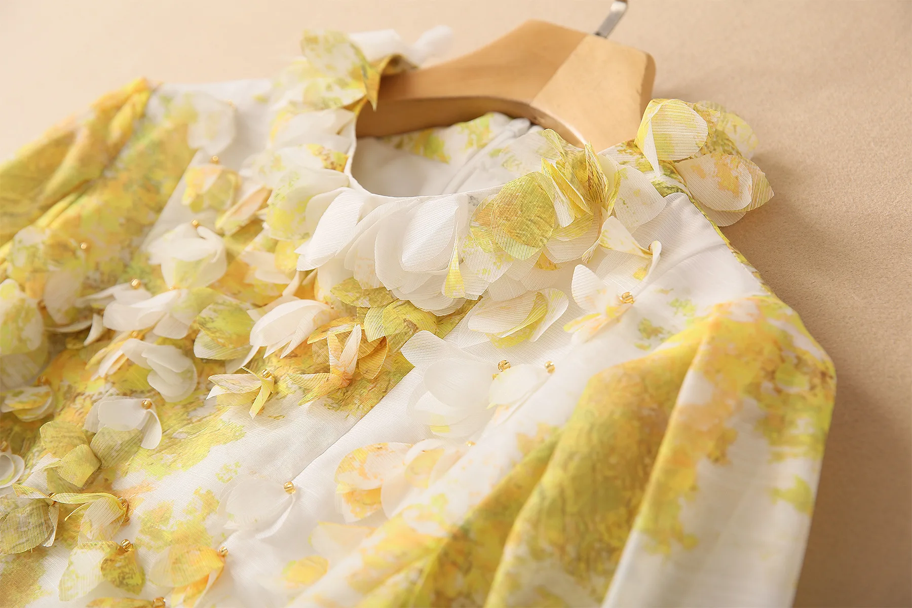 European and American women's clothing spring 2021 new Long sleeve petals stand collar Yellow printed Fashion dress
European and American women's clothing spring 2021 new Long sleeve petals stand collar Yellow printed Fashion dress