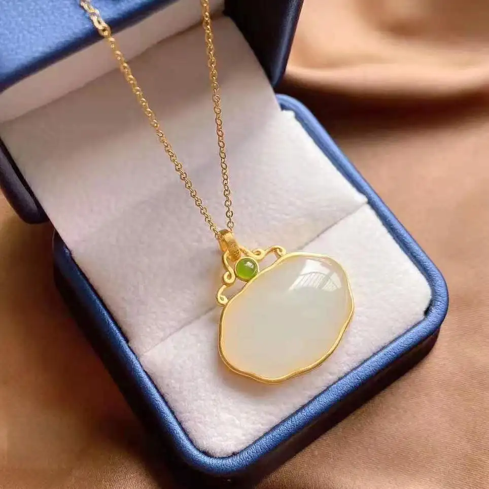 Кулон из белого нефрита и нефрита в стиле ретро
Кулон из белого нефрита и нефрита в стиле ретро