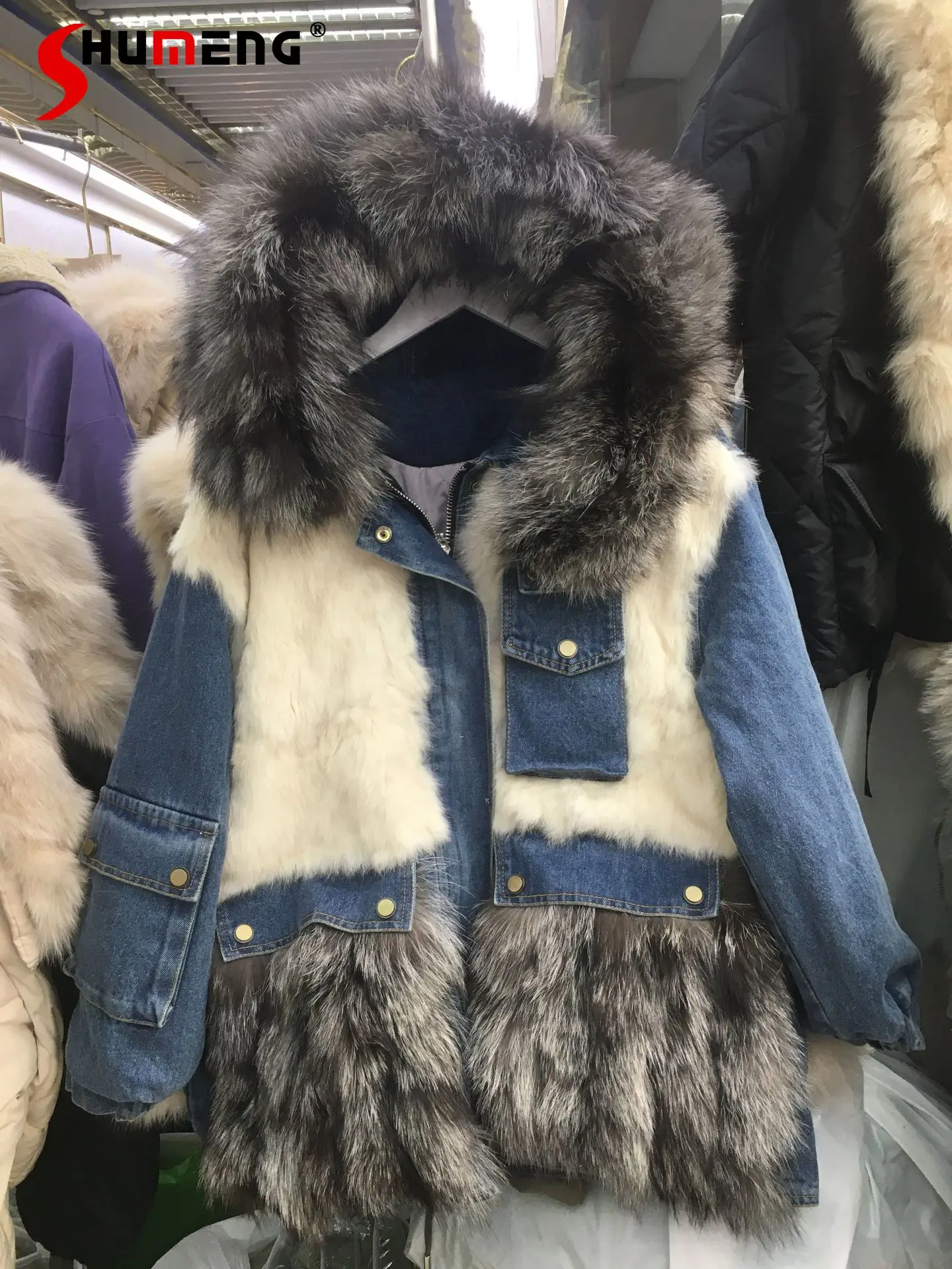 European 2021 Winter New Female Fox Fur Denim Fur Splicing Coat Women Fashion Streetwear Slim Fit Patchwork Cotton Padded Jacket
European 2021 Winter New Female Fox Fur Denim Fur Splicing Coat Women Fashion Streetwear Slim Fit Patchwork Cotton Padded Jacket