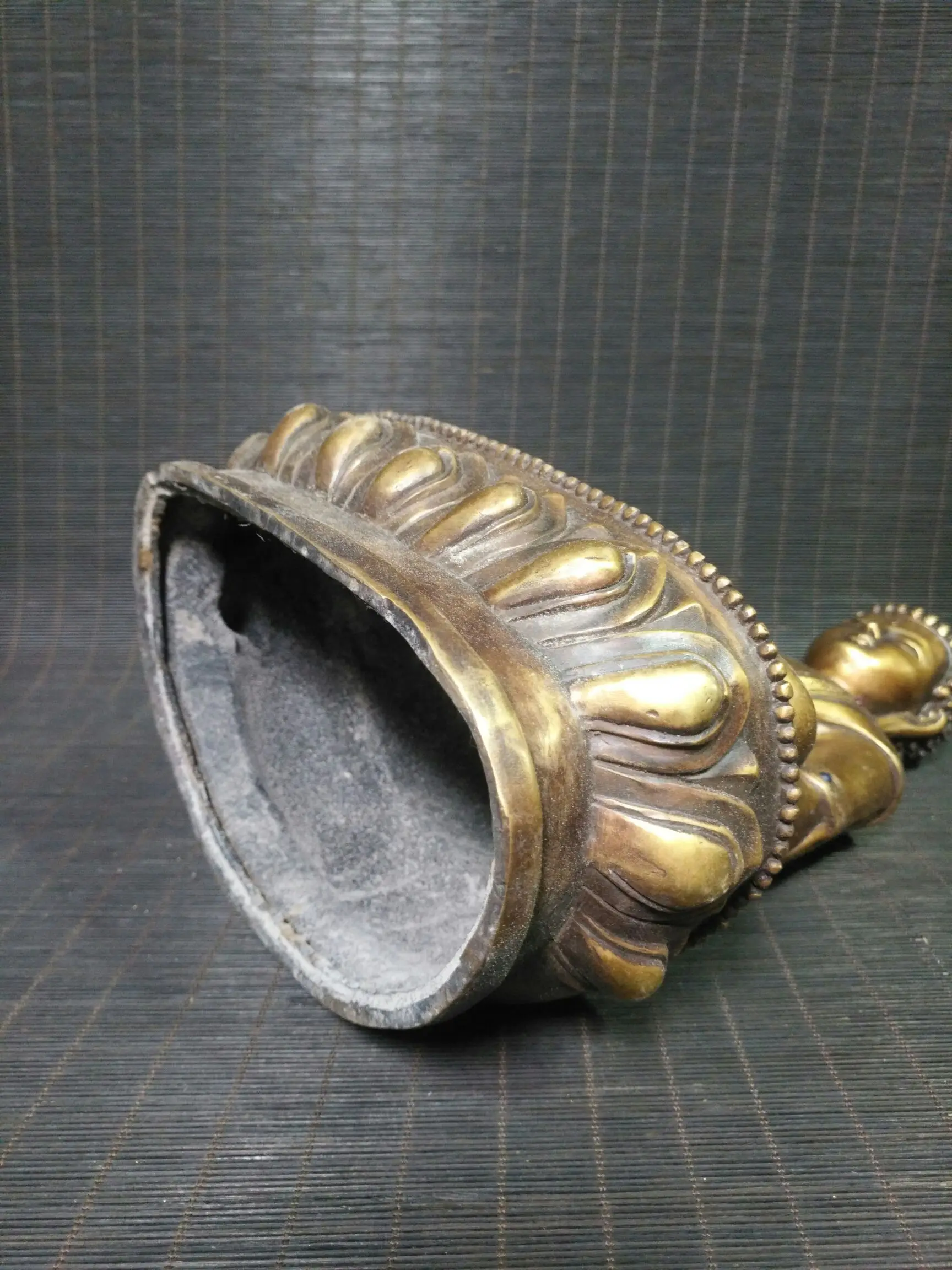 LaoJunLu Nepalese Reflux Copper Inlaid With Gems Sakyamuni Buddha 33Cm High Imitation antique bronze masterpiece collection
LaoJunLu Nepalese Reflux Copper Inlaid With Gems Sakyamuni Buddha 33Cm High Imitation antique bronze masterpiece collection
