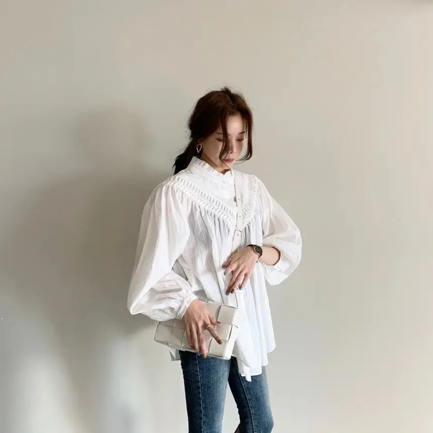 2021 Spring Autumn Korean Chic Female Top Stand Collar Pleated Embroidered Single-Breasted Shirt Loose Lantern Sleeve Blouse
2021 Spring Autumn Korean Chic Female Top Stand Collar Pleated Embroidered Single-Breasted Shirt Loose Lantern Sleeve Blouse