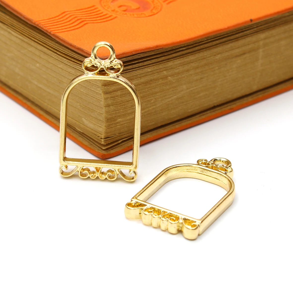 Retro Birdcage Shape Hollow Frame DIY Necklace Keychain Jewelry Accessories Alloy Open Frame UV Epoxy Plastic 5 Colors 4pcs/lot
Retro Birdcage Shape Hollow Frame DIY Necklace Keychain Jewelry Accessories Alloy Open Frame UV Epoxy Plastic 5 Colors 4pcs/lot
