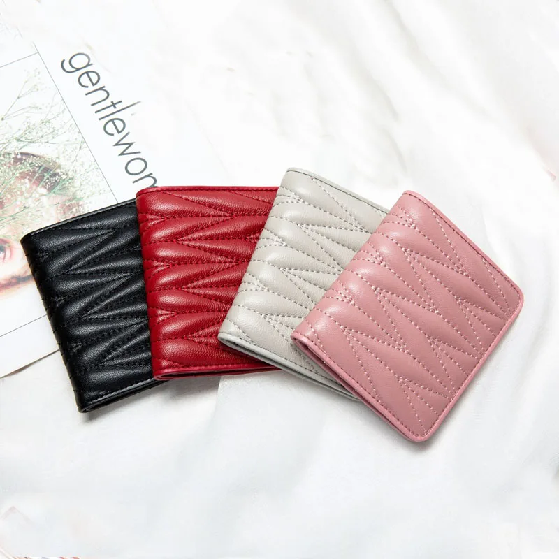 Top luxury design leather women's Wallet New Fashion Short small lovely Pleated fold purse half fold wallet with box Free postag
Top luxury design leather women's Wallet New Fashion Short small lovely Pleated fold purse half fold wallet with box Free postag