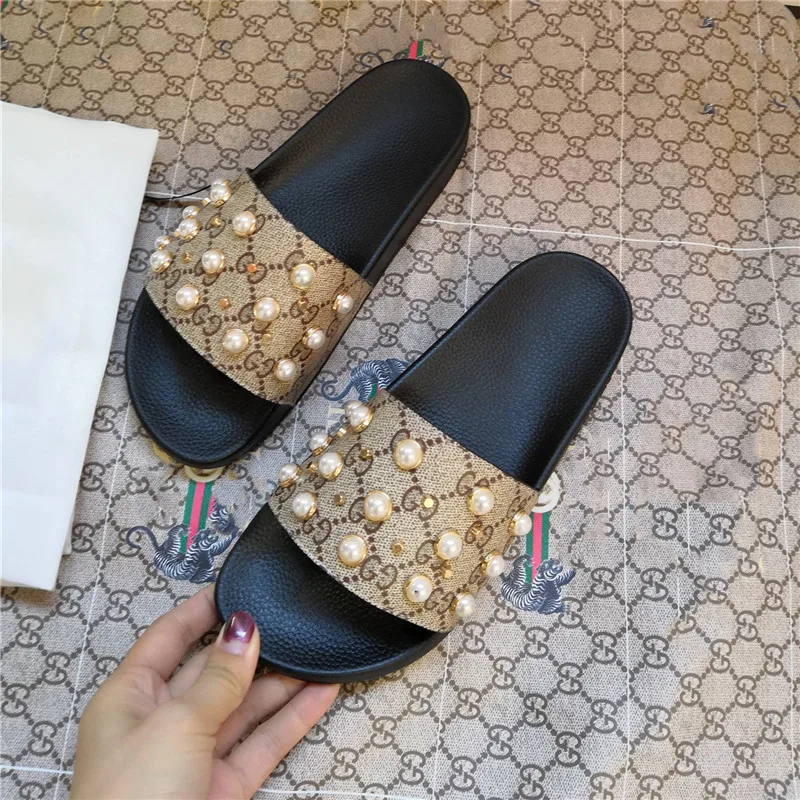 Luxury Designer Fashionable Leisure Flat Slippers Everyday Wear Slippers Men's and Women's New Color Slippers Original packaging
Luxury Designer Fashionable Leisure Flat Slippers Everyday Wear Slippers Men's and Women's New Color Slippers Original packaging