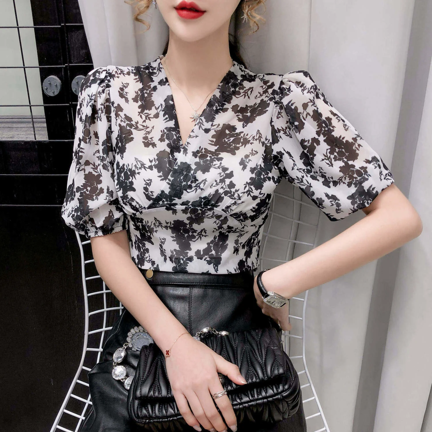 Blouse Women Printed Chiffon Shirt Women's Bubble Sleeve V-neck Short Sleeve Shirts Blusas Ropa De Mujer
Blouse Women Printed Chiffon Shirt Women's Bubble Sleeve V-neck Short Sleeve Shirts Blusas Ropa De Mujer