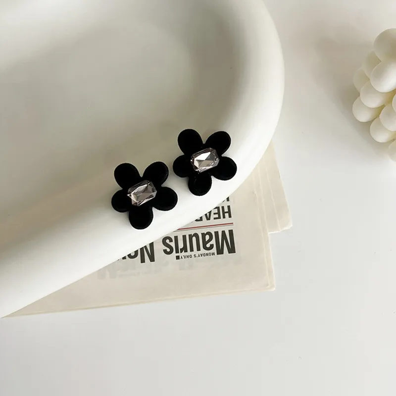 Retro Flocking Black Flower Zircon Drop Earrings 2022 Fashion Crystal Alloy Oorbellen Party Jewelry Gifts 
Retro Flocking Black Flower Zircon Drop Earrings 2022 Fashion Crystal Alloy Oorbellen Party Jewelry Gifts