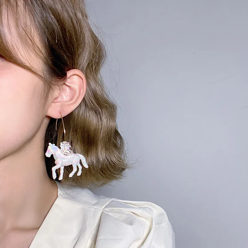 2021 new niche girl heart design, fashion personality trend unicorn pink pearl magic color V-shaped earrings hook earrings
2021 new niche girl heart design, fashion personality trend unicorn pink pearl magic color V-shaped earrings hook earrings