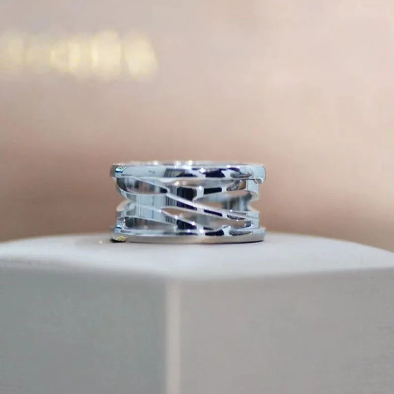 The original LOGO brand jewelry luxury ms rose gold ring hollow out spring fashion jewelry
The original LOGO brand jewelry luxury ms rose gold ring hollow out spring fashion jewelry