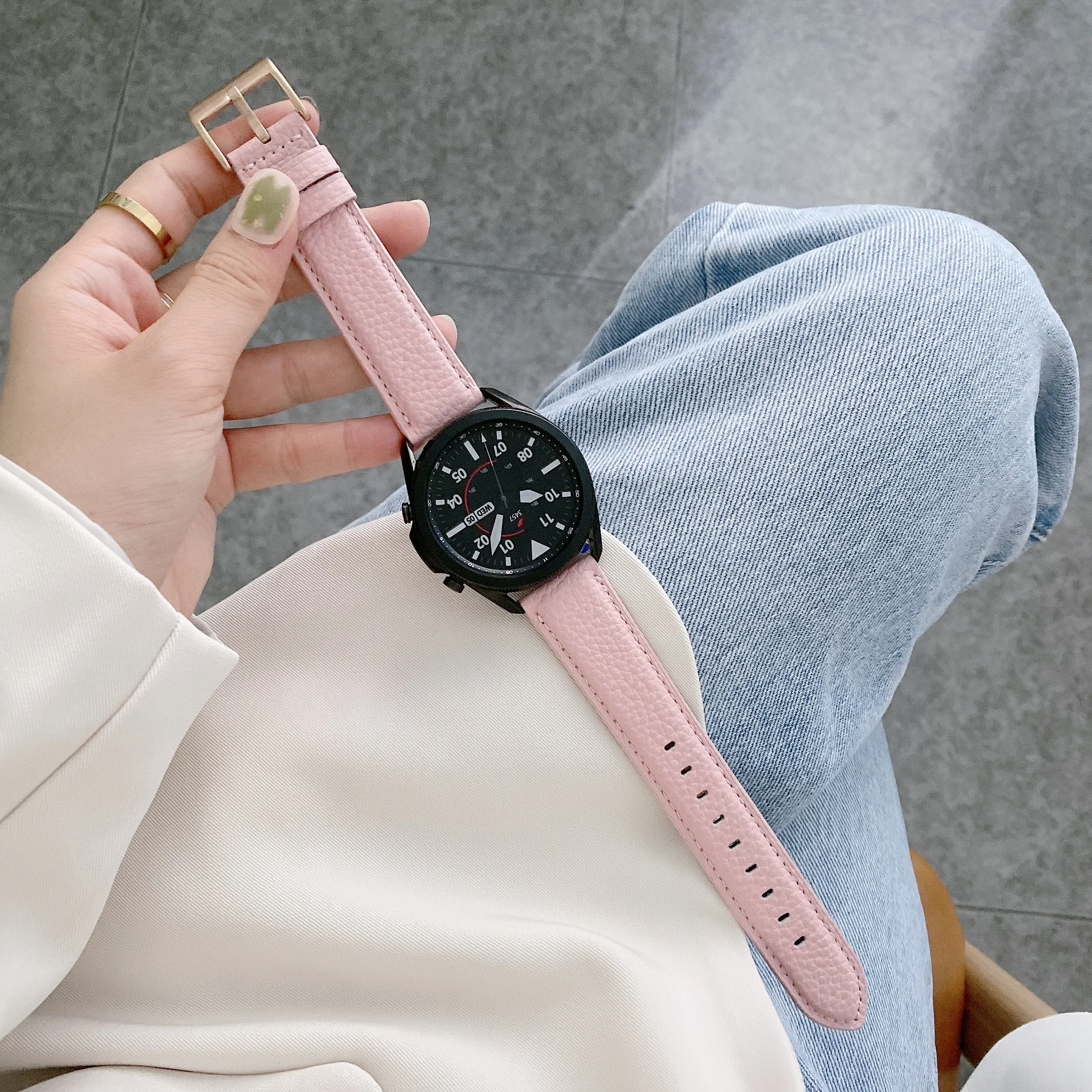 22mm Leather Strap for Huawei GT2 Pro Watch Band for Samsung Galaxy Watch3 45mm Wristband for Amazfit GTR 47mm Replacement Belt
22mm Leather Strap for Huawei GT2 Pro Watch Band for Samsung Galaxy Watch3 45mm Wristband for Amazfit GTR 47mm Replacement Belt