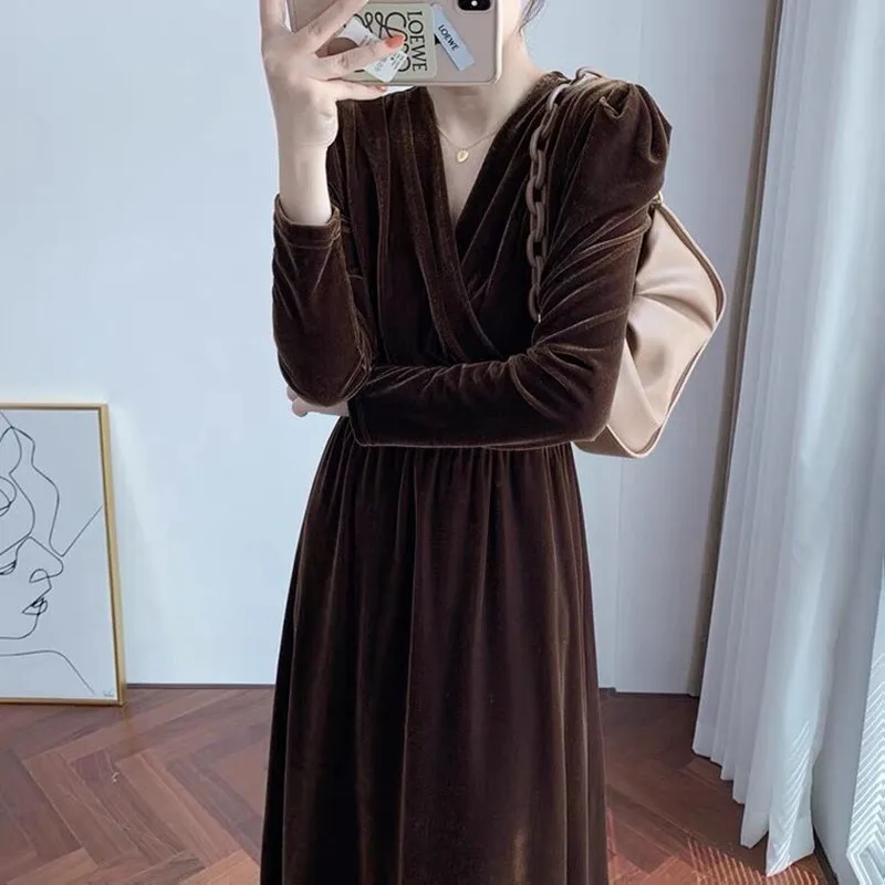 Платье женское велюровое с длинным рукавом и V-образным вырезом 
Платье женское велюровое с длинным рукавом и V-образным вырезом