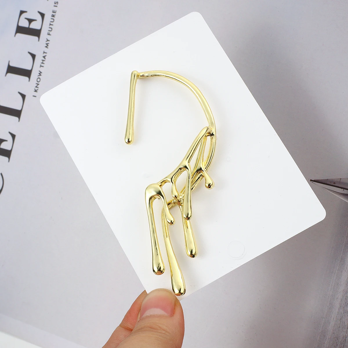AENSOA 1PC 2021 New Trendy Golden Clip Earrings Irregular Ear Cuff Gothic Hanging Clip Earrings for Women Minimalist No Piercing
AENSOA 1PC 2021 New Trendy Golden Clip Earrings Irregular Ear Cuff Gothic Hanging Clip Earrings for Women Minimalist No Piercing