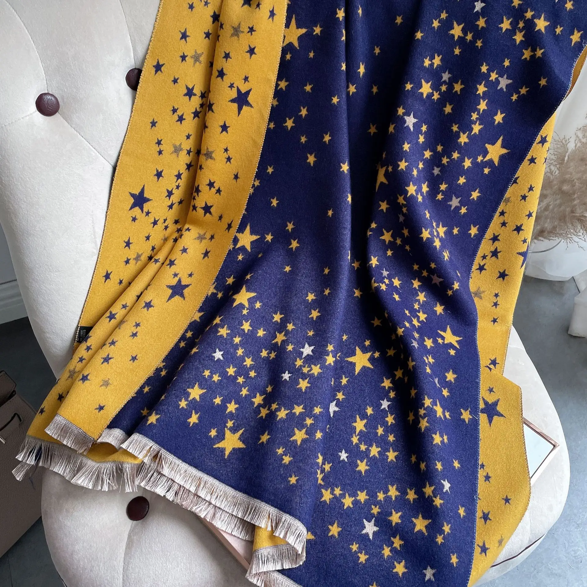 Новинка Осень-зима 2021 Европейский женский шарф из искусственного кашемира утолщенная и теплая шаль короткий декорирующий шарф с кисточкам...
Новинка Осень-зима 2021 Европейский женский шарф из искусственного кашемира утолщенная и теплая шаль короткий декорирующий шарф с кисточкам...