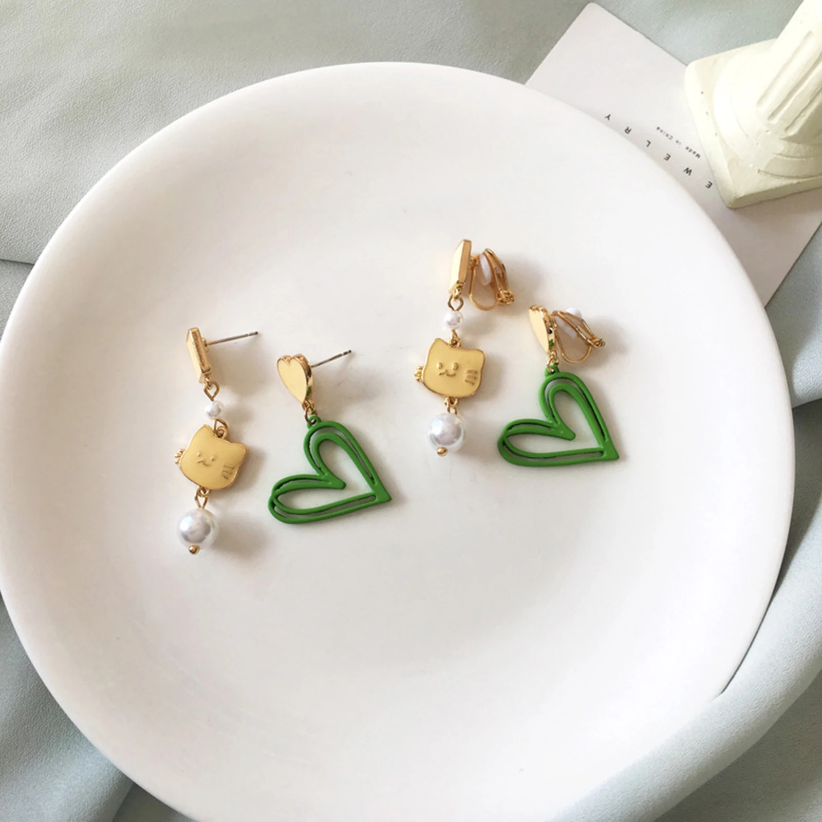 Милые эмалированные серьги на основе цинкового сплава, 1 пара, зеленые, желтые, в форме сердца, кота, серьги-клипсы с имитацией жемчуга, эмали...
Милые эмалированные серьги на основе цинкового сплава, 1 пара, зеленые, желтые, в форме сердца, кота, серьги-клипсы с имитацией жемчуга, эмали...