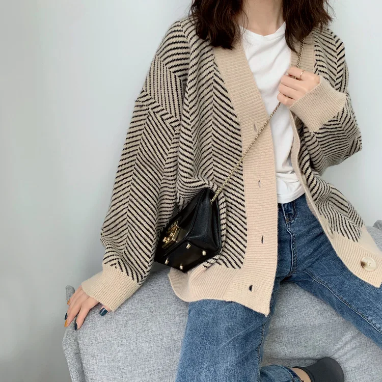 2021 Women Autumn Spring V-Neck Knitted Striped Women Sweater Coat Cardigans Long Sleeve Women Poncho Sweaters Pull Femme
2021 Women Autumn Spring V-Neck Knitted Striped Women Sweater Coat Cardigans Long Sleeve Women Poncho Sweaters Pull Femme