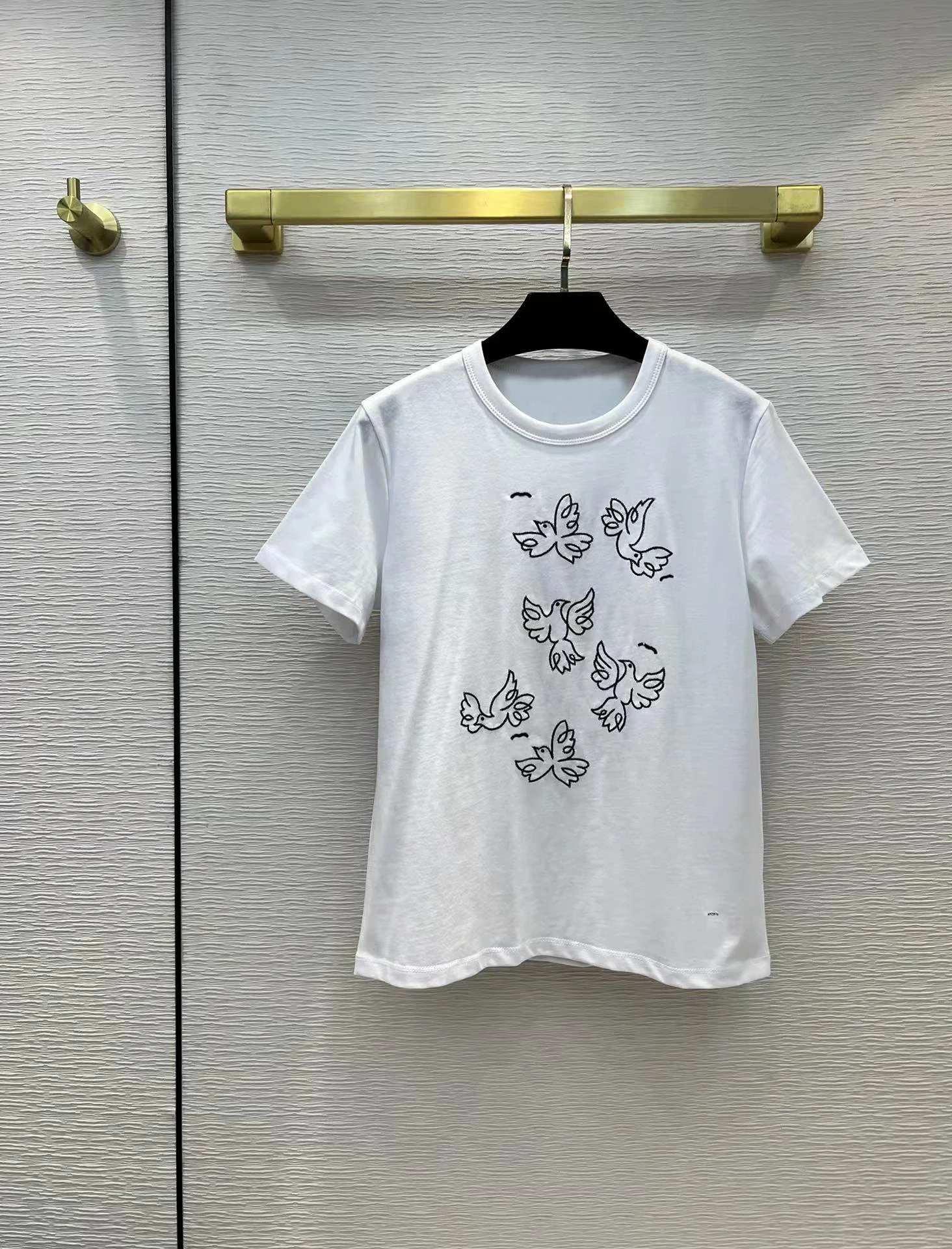 New black and white tonal embroidery birds letters short sleeve T shirt female leisure temperament joker show thin
New black and white tonal embroidery birds letters short sleeve T shirt female leisure temperament joker show thin
