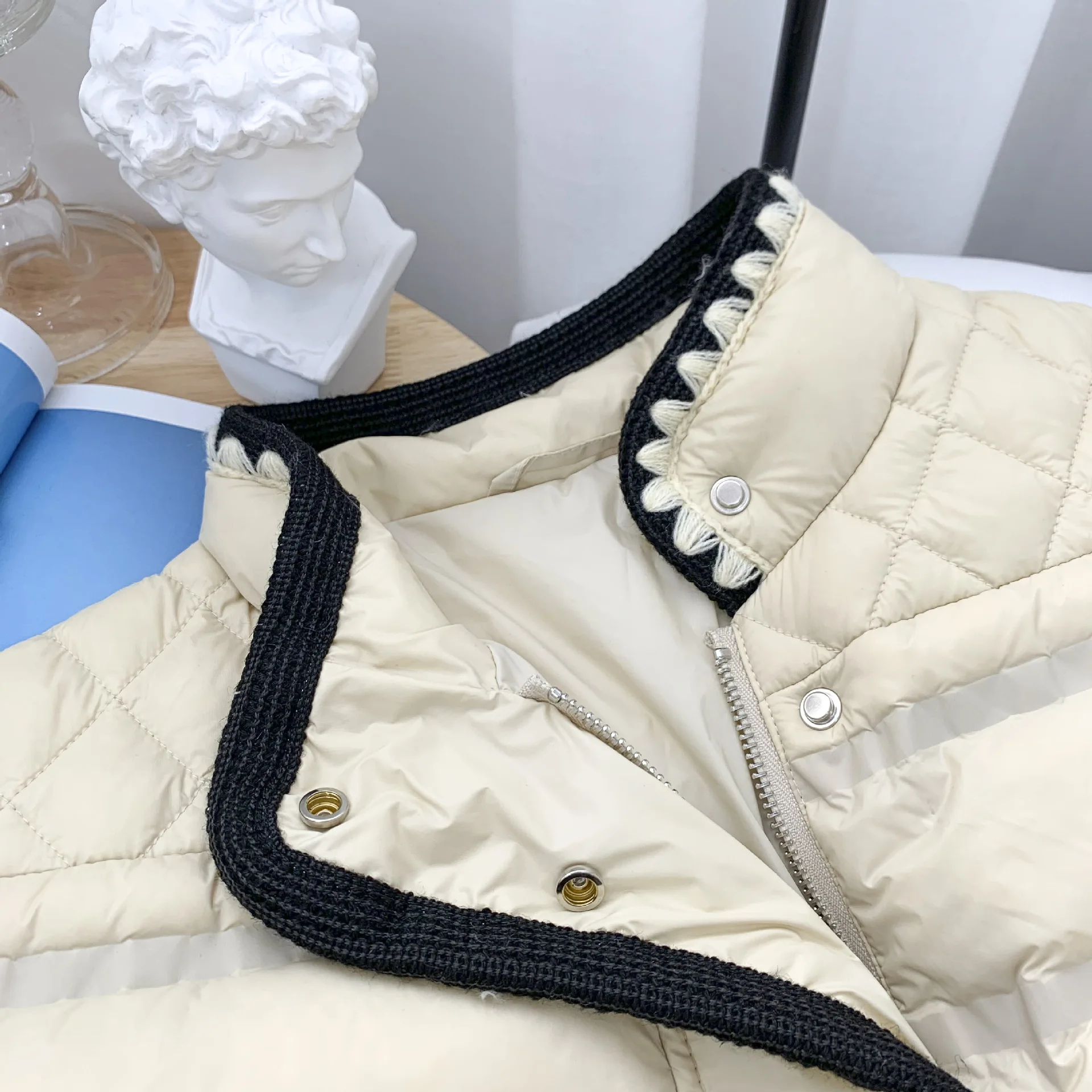 Slim Ultra Light Warm Short Puffer Jackets 2021 Vintage Plus Size Embroidery Weave White Duck Down Jacket Women Coat Winter SCD2
Slim Ultra Light Warm Short Puffer Jackets 2021 Vintage Plus Size Embroidery Weave White Duck Down Jacket Women Coat Winter SCD2
