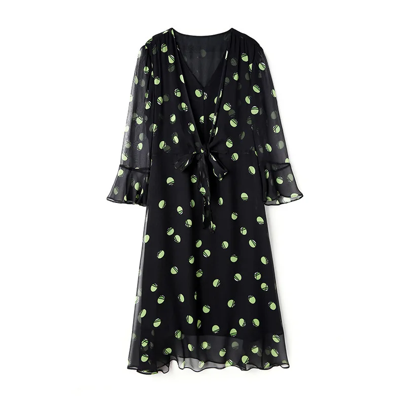 2020 Summer New Silk Dress V-neck Printed Three-Quarter Sleeve Waist Hugging Midi-Skirt
2020 Summer New Silk Dress V-neck Printed Three-Quarter Sleeve Waist Hugging Midi-Skirt