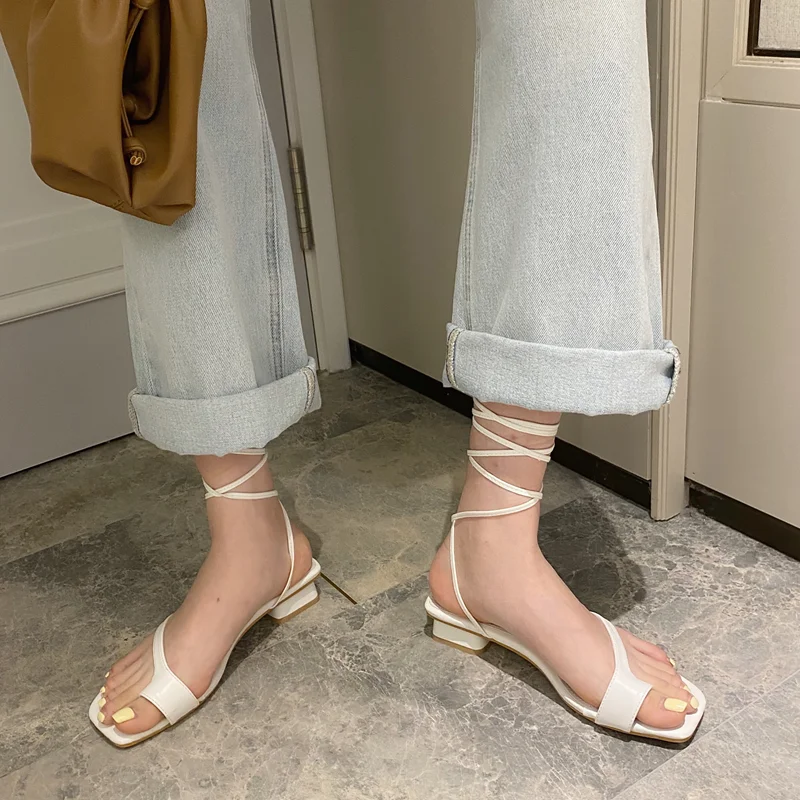 2021 spring and summer new party party with square hood toe hollow cross ankle straps thick heel low heel Roman sandals women
2021 spring and summer new party party with square hood toe hollow cross ankle straps thick heel low heel Roman sandals women