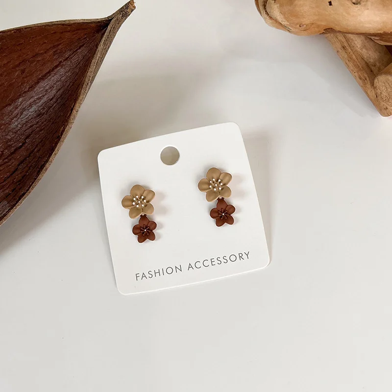 Женские серьги-гвоздики в виде цветка, простые серьги в Корейском стиле с контрастной металлической текстурой, ювелирные украшения для дев...
Женские серьги-гвоздики в виде цветка, простые серьги в Корейском стиле с контрастной металлической текстурой, ювелирные украшения для дев...