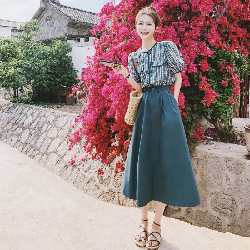 Hong Kong style retro puff sleeve green small shirt half-length skirt two-piece female summer 2021 new French fashion suit
Hong Kong style retro puff sleeve green small shirt half-length skirt two-piece female summer 2021 new French fashion suit