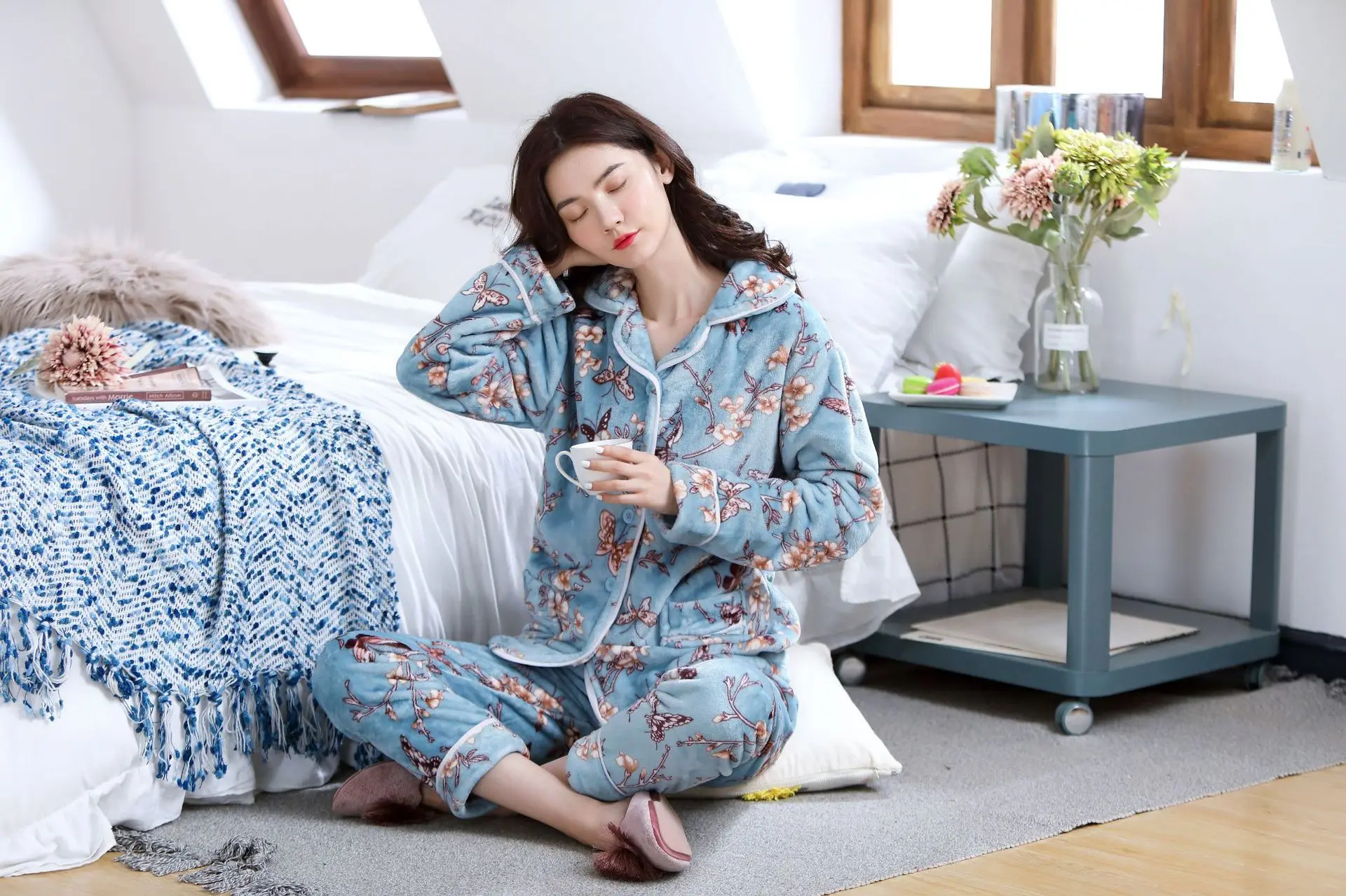 Simple and natural long-sleeved lapel cardigan flannel home service autumn and winter warm pajamas women's suit pijama satin
Simple and natural long-sleeved lapel cardigan flannel home service autumn and winter warm pajamas women's suit pijama satin