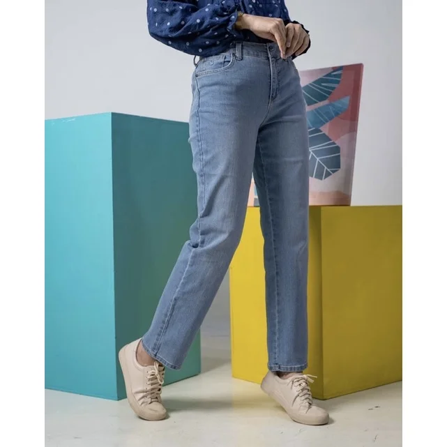 Women Demin Pants light blue ..Straight Cut Wide Leg Jeans Loose Stretchable jeans 
Women Demin Pants light blue ..Straight Cut Wide Leg Jeans Loose Stretchable jeans