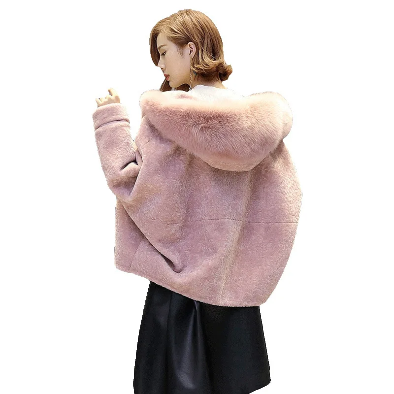 2020 autumn and winter Korean version of the new fashion faux fox fur collar hooded faux wool women's blouse loose and warm
2020 autumn and winter Korean version of the new fashion faux fox fur collar hooded faux wool women's blouse loose and warm