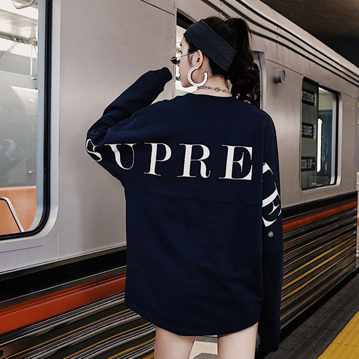 Kpop Korean Fashion Letter Print Sweatshirt Y2k Harajuku Street Oversized Batwing Sleeve Tops Preppy Style Women Autumn Clothing
Kpop Korean Fashion Letter Print Sweatshirt Y2k Harajuku Street Oversized Batwing Sleeve Tops Preppy Style Women Autumn Clothing