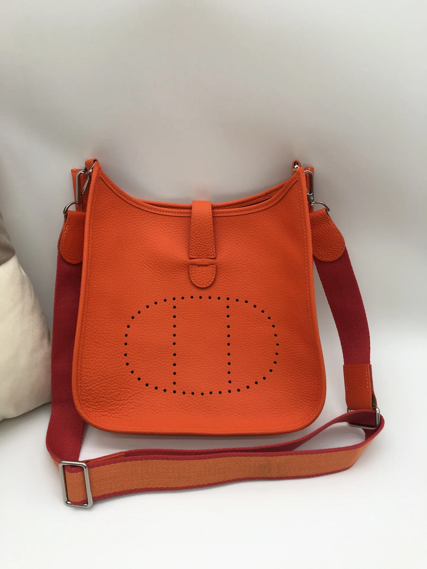 Leather Handbag 2021 New Fashion Joker Trend large Capacity Hollow Bucket Bag High-grade holiday gift free delivery.
Leather Handbag 2021 New Fashion Joker Trend large Capacity Hollow Bucket Bag High-grade holiday gift free delivery.