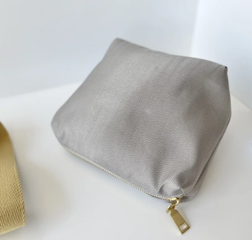 26cm Original cowhide luxury design simple and practical women's bucket bag classic lychee pattern handbag Deerskin liner
26cm Original cowhide luxury design simple and practical women's bucket bag classic lychee pattern handbag Deerskin liner