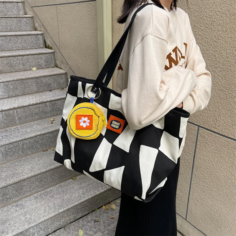Canvas Bags Female 2021 Autumn New Fashion Geometric Pattern Girl Totes Large Capacity Korean Style Simple Ladies Shoulder Bag
Canvas Bags Female 2021 Autumn New Fashion Geometric Pattern Girl Totes Large Capacity Korean Style Simple Ladies Shoulder Bag
