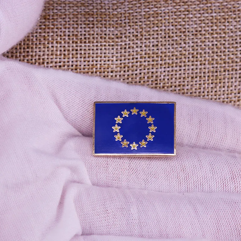 Эмалированная брошь с изображением флага Европейского союза, металлический значок с голубыми звездами
Эмалированная брошь с изображением флага Европейского союза, металлический значок с голубыми звездами