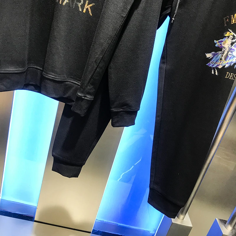 The new personalized Knight alphabet Laser beaded suit for fall 2020 is a two-piece slim and handsome sport pantsuit for men
The new personalized Knight alphabet Laser beaded suit for fall 2020 is a two-piece slim and handsome sport pantsuit for men