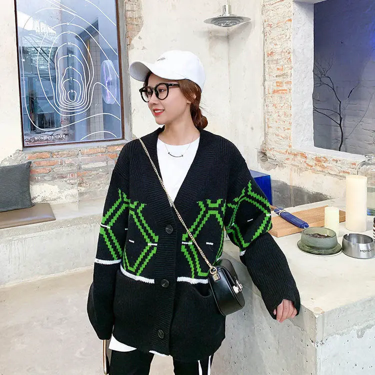 Diamond V-neck loose cardigan
Diamond V-neck loose cardigan