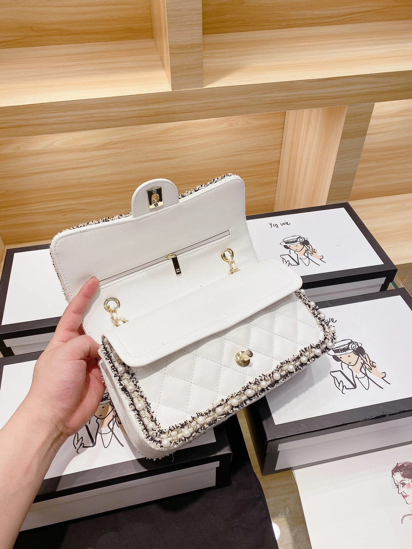 Shoulder Messenger Bag With Logo Winter New Fashion All-Match Retro Bags for Women Genuine Leather Flip Small Square Bag
Shoulder Messenger Bag With Logo Winter New Fashion All-Match Retro Bags for Women Genuine Leather Flip Small Square Bag