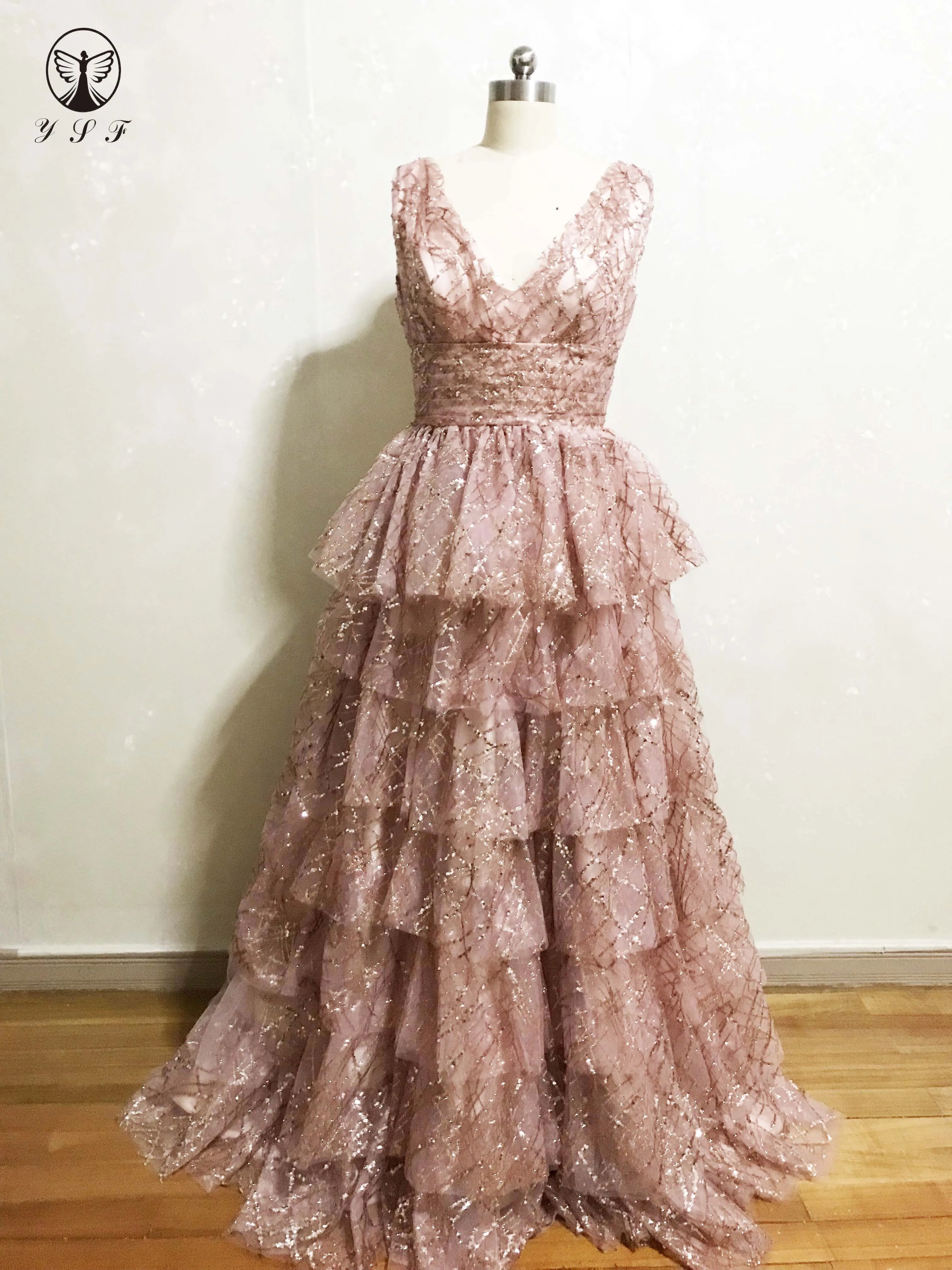 New Arrival Plunging V Neck Pleated Sleeveless Bling Bling Sequin Lace Cup-Cake Floor Length Prom Dresses
New Arrival Plunging V Neck Pleated Sleeveless Bling Bling Sequin Lace Cup-Cake Floor Length Prom Dresses