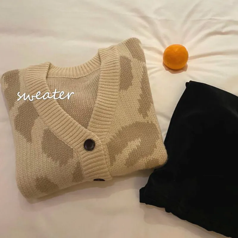 Sweaters Women Casual Soft Single Breasted Leopard Korean Style All-match Autumn Cardigan Thick Long Sleeve Chic Female Knitwear
Sweaters Women Casual Soft Single Breasted Leopard Korean Style All-match Autumn Cardigan Thick Long Sleeve Chic Female Knitwear