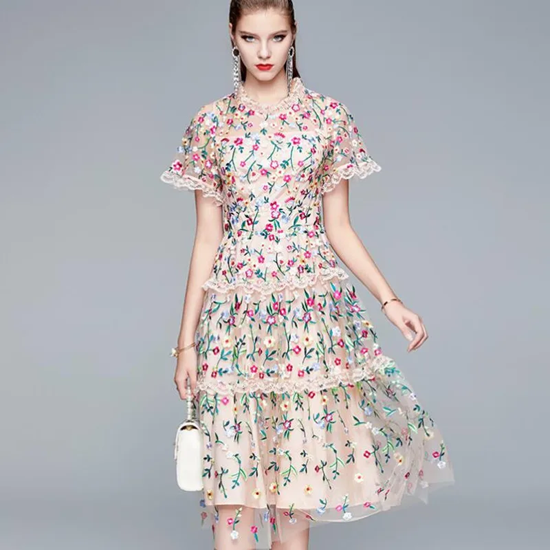 Платье-трапеция женское с вышивкой, коротким рукавом и круглым вырезом
Платье-трапеция женское с вышивкой, коротким рукавом и круглым вырезом