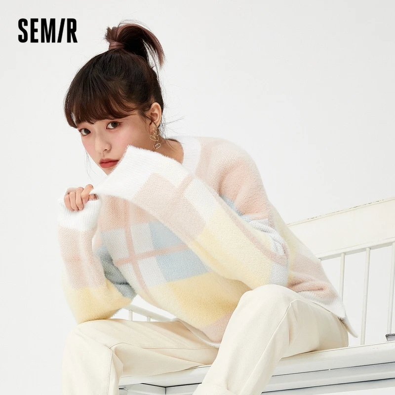 Женский трикотажный свитер в клетку, с круглым вырезом 
Женский трикотажный свитер в клетку, с круглым вырезом