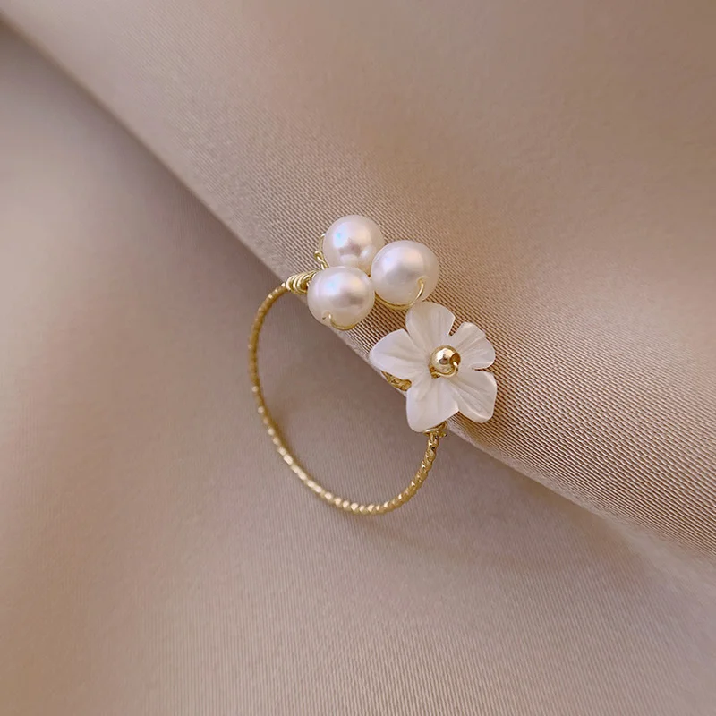 Korea's New Exquisite Shell Flower Ring Fashion Temperament Sweet Versatile Pearl Opening Ring Female Jewelry
Korea's New Exquisite Shell Flower Ring Fashion Temperament Sweet Versatile Pearl Opening Ring Female Jewelry
