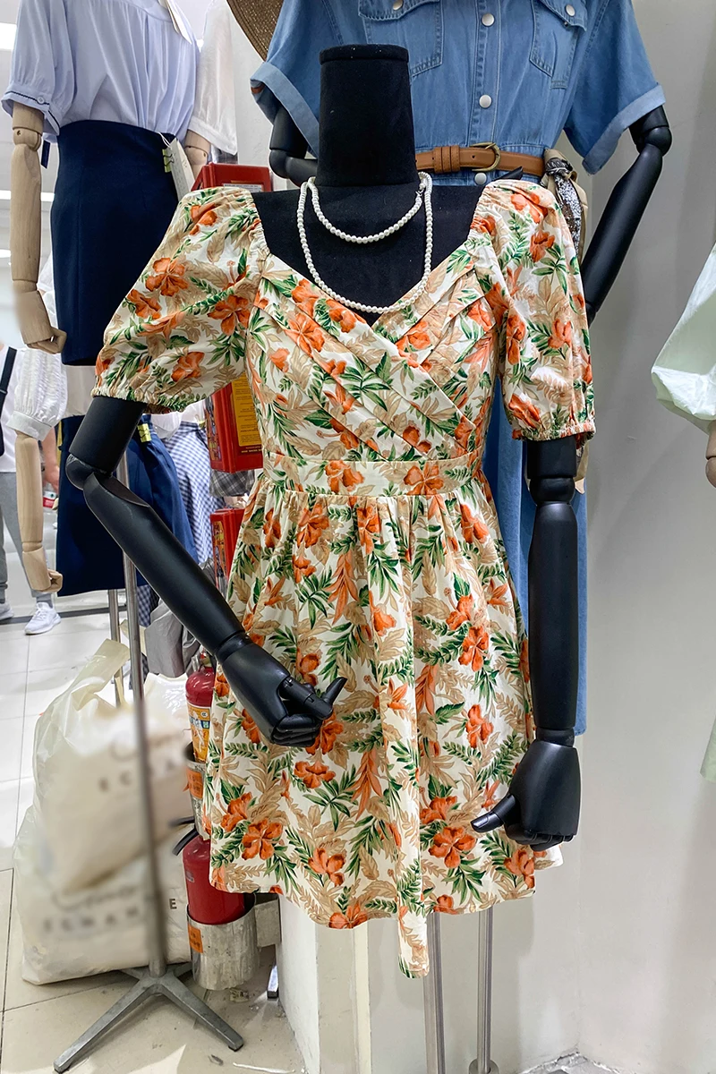 Retro Fashion Summer Clothing V-neck Short Puff Sleeve Pleated Short A-line Dress Women Elegant Slimming Floral Dress
Retro Fashion Summer Clothing V-neck Short Puff Sleeve Pleated Short A-line Dress Women Elegant Slimming Floral Dress