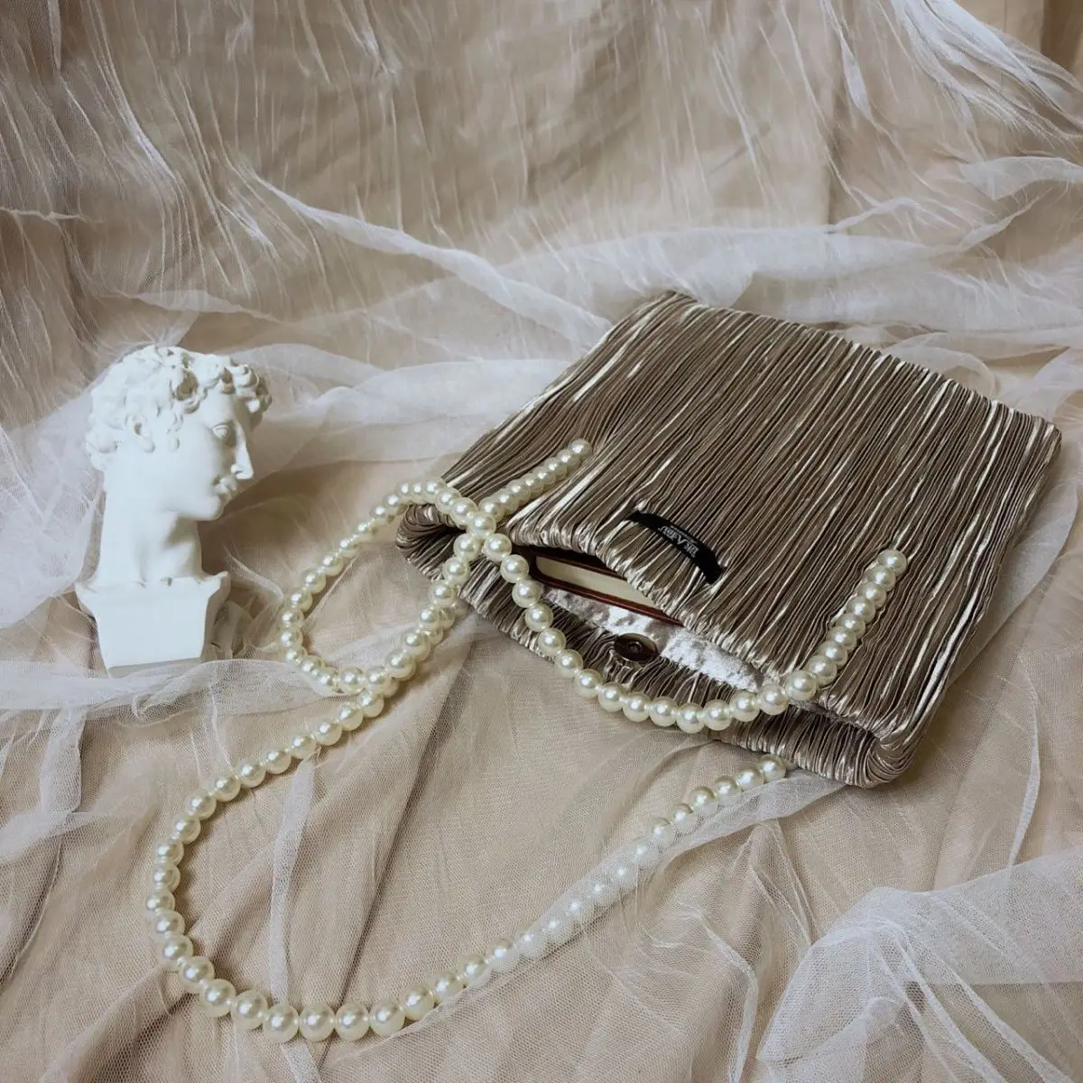 Silver Grey Stripe Pleated Satin Pearl Chain One Shoulder One Shoulder Bag Brand Design Handbag Luxury Women's Fashion Bag 2021
Silver Grey Stripe Pleated Satin Pearl Chain One Shoulder One Shoulder Bag Brand Design Handbag Luxury Women's Fashion Bag 2021
