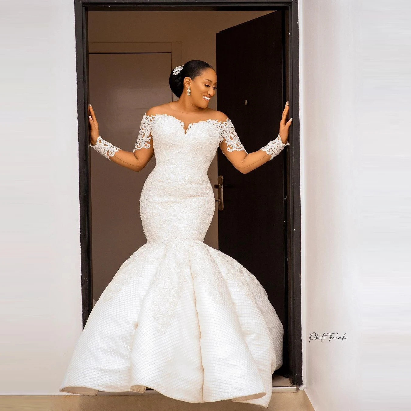 Bridal White Aso Ebi Wedding Dresses Mermaid Style With Long Train Satin Long Sleeves Lace Appliques Bridal Gown For Black Women
Bridal White Aso Ebi Wedding Dresses Mermaid Style With Long Train Satin Long Sleeves Lace Appliques Bridal Gown For Black Women